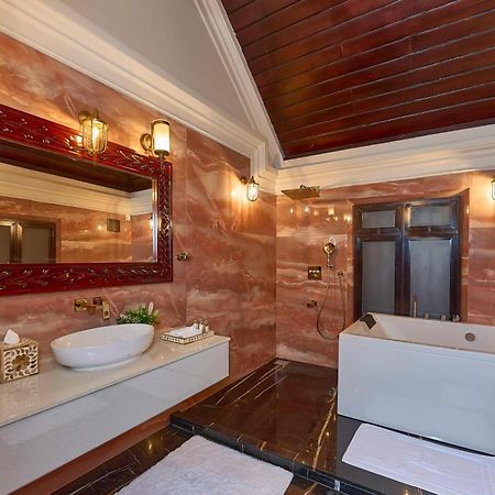 The Leela Ashtamudi, A Raviz Hotel Kollam Exterior photo Bathroom