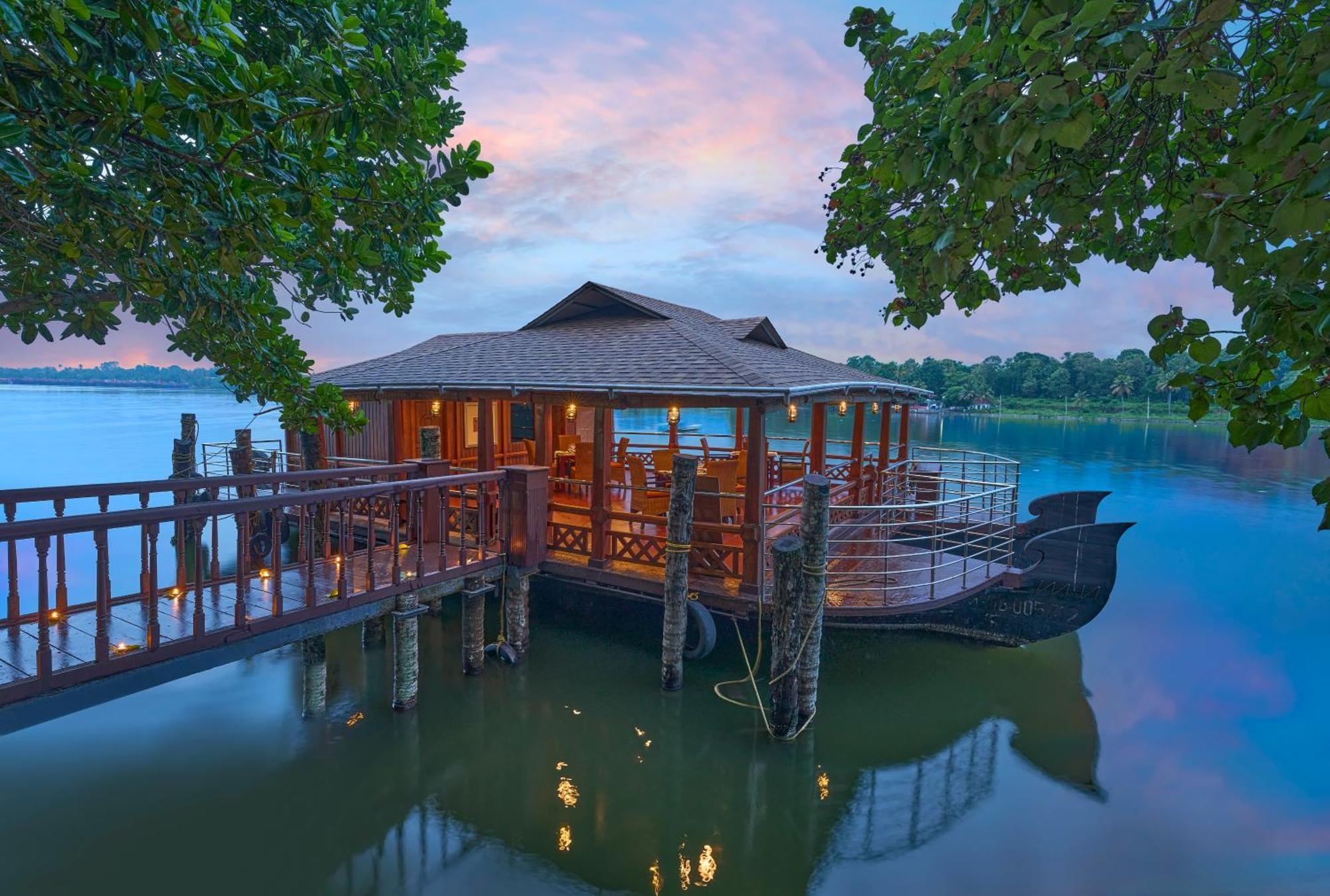The Leela Ashtamudi, A Raviz Hotel Kollam Exterior photo The restaurant at the resort