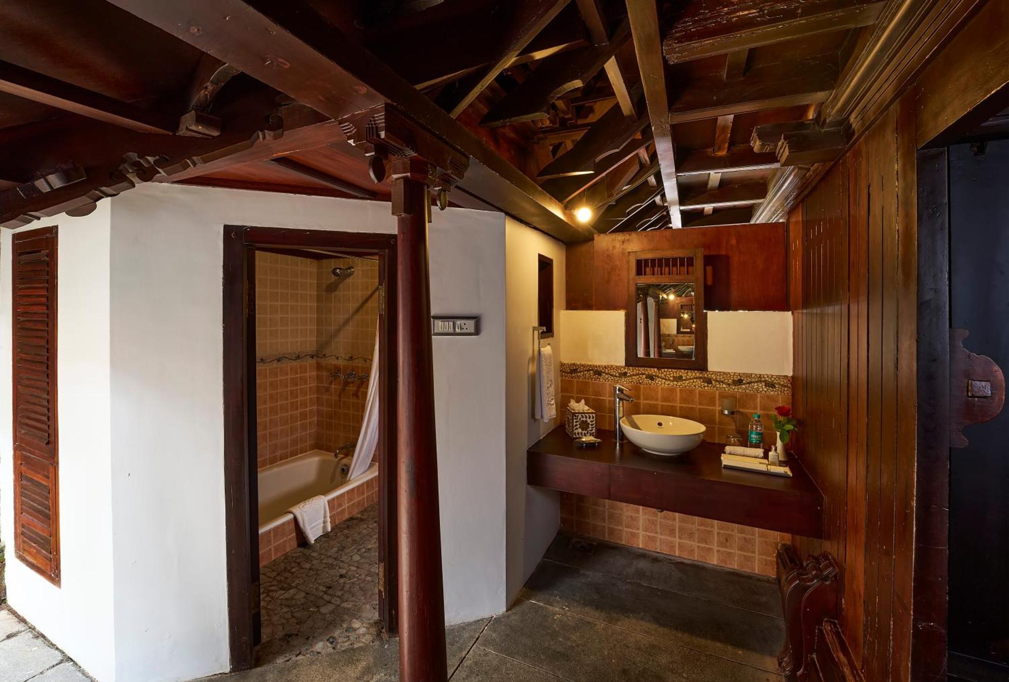The Leela Ashtamudi, A Raviz Hotel Kollam Exterior photo Bathroom in a houseboat