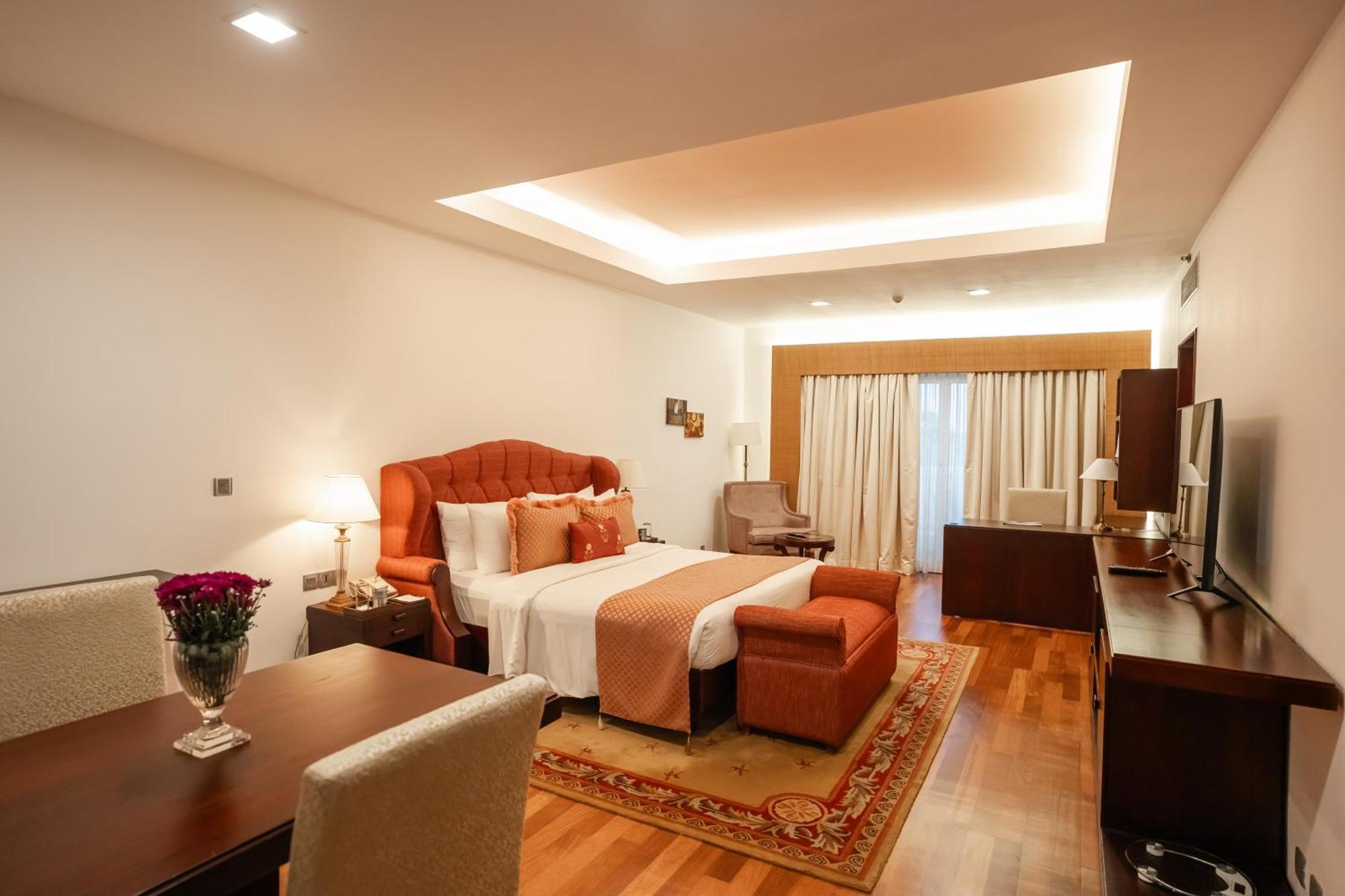 The Leela Ashtamudi, A Raviz Hotel Kollam Exterior photo A suite at the Taj Bengal