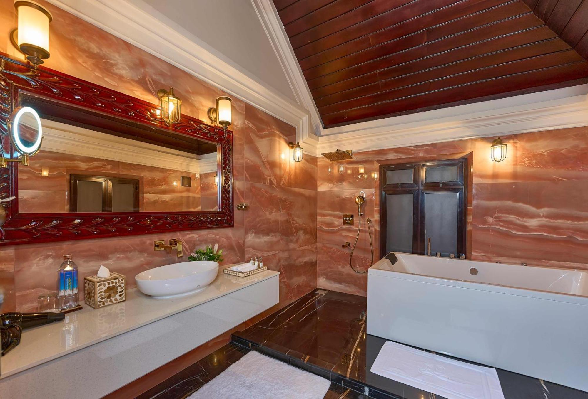 The Leela Ashtamudi, A Raviz Hotel Kollam Exterior photo Bathroom